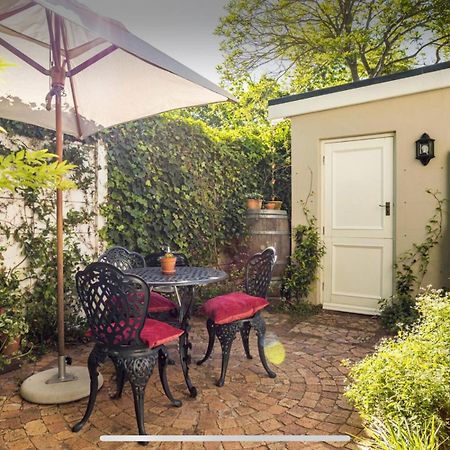 Guest Suite - Leafy Constantia Guest House Kapstaden Exteriör bild