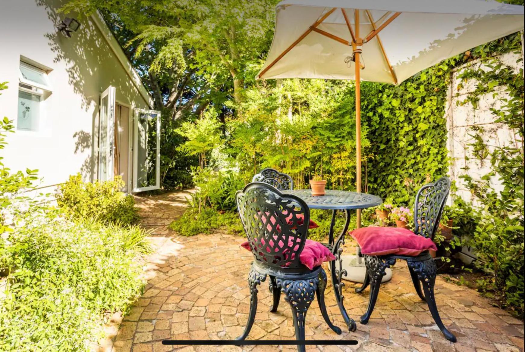 Guest Suite - Leafy Constantia Guest House Kapstaden Exteriör bild